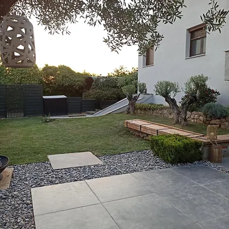 Yannis' דירה Dráma